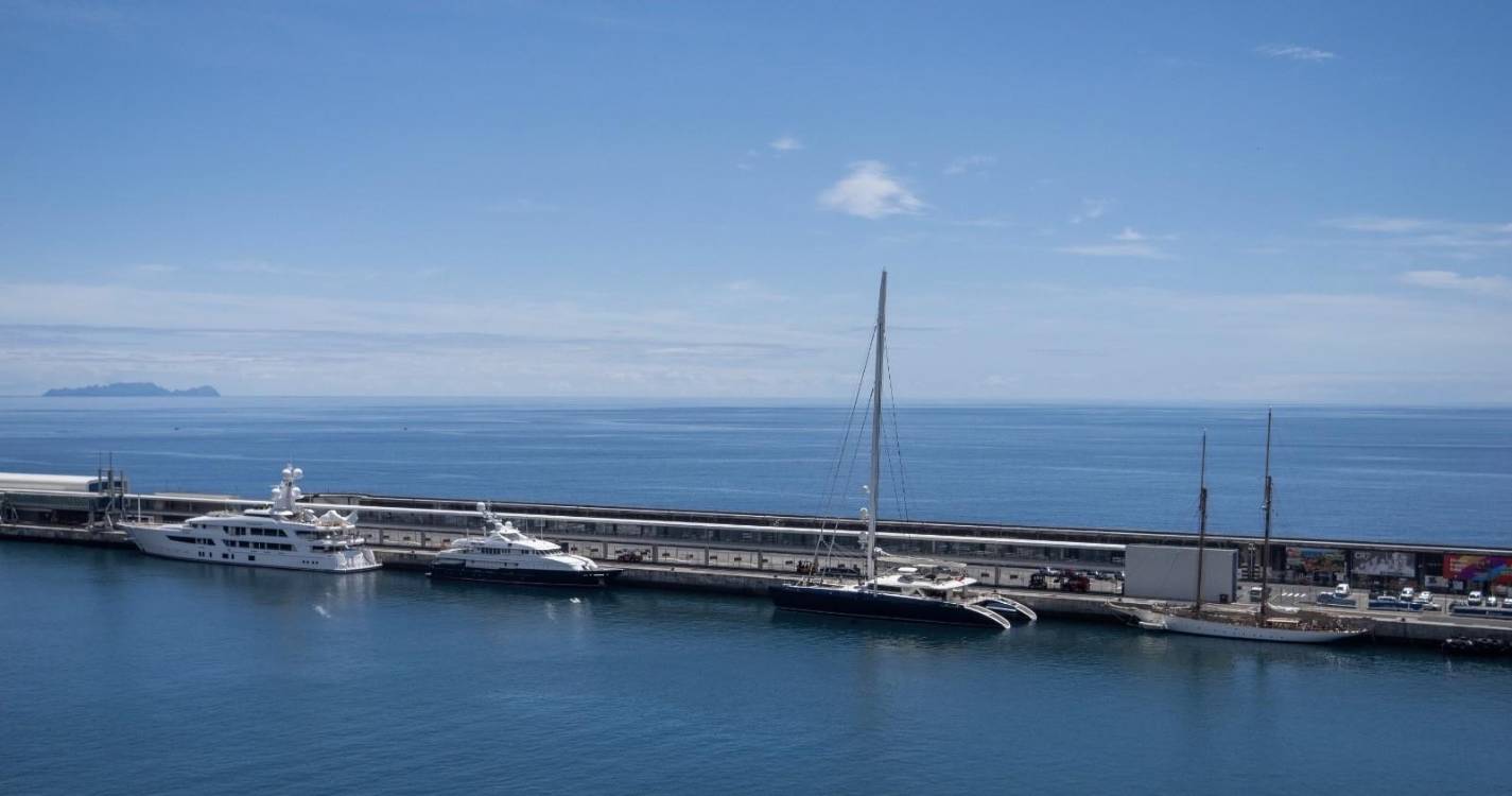Funchal recebe sete mega-iates num fim de semana de luxo no porto