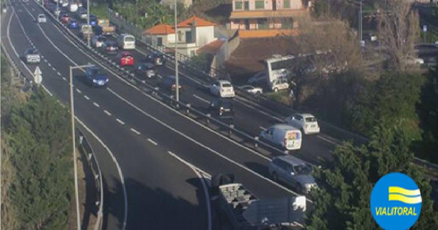 Despiste de mota complica trânsito na via rápida na zona do Caniço
