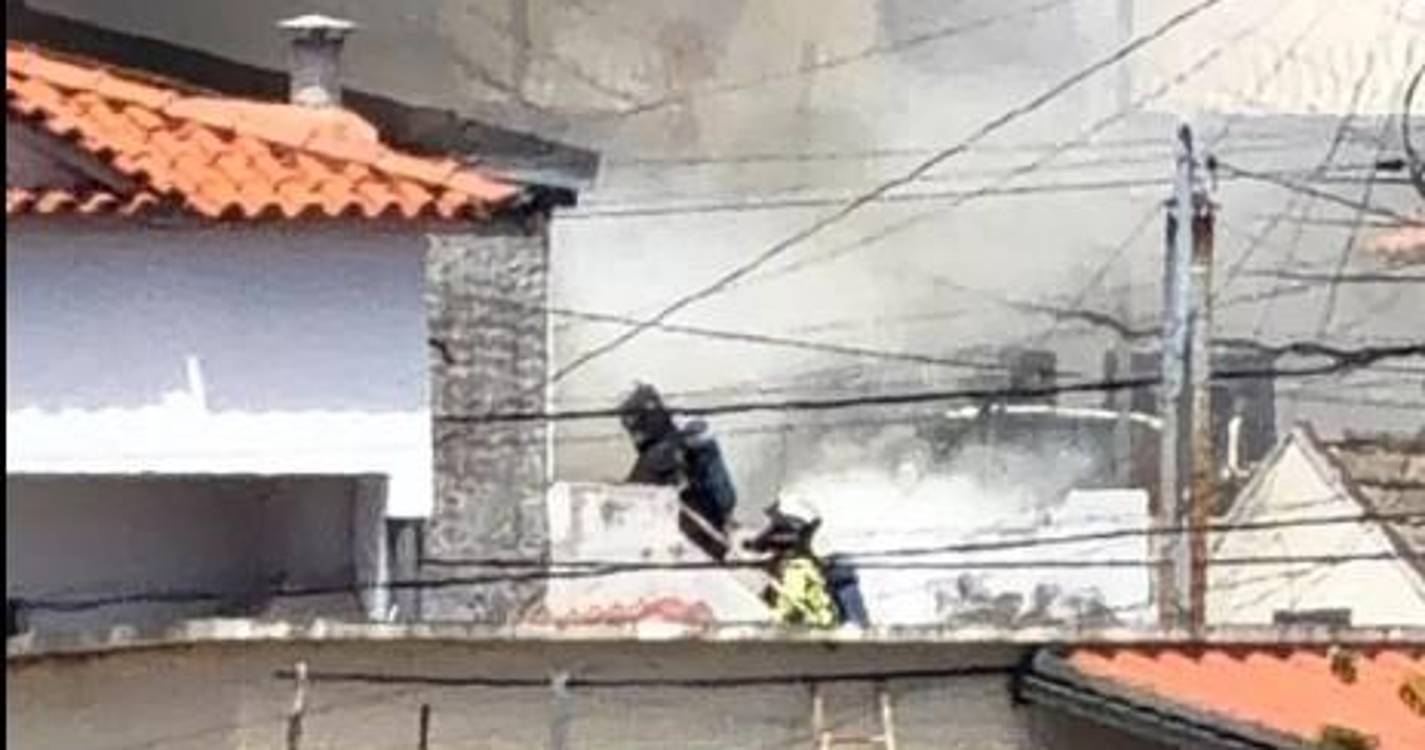 Incêndio no Beco dos Álamos mobiliza duas corporações de bombeiros (com fotos)