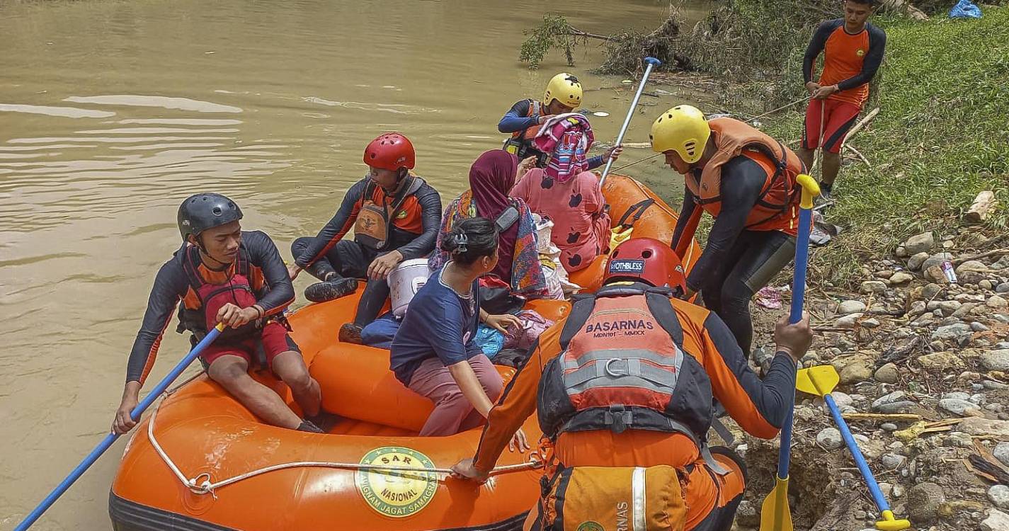 Pelo menos 26 mortos e 11 desaparecidos em inundações na Indonésia