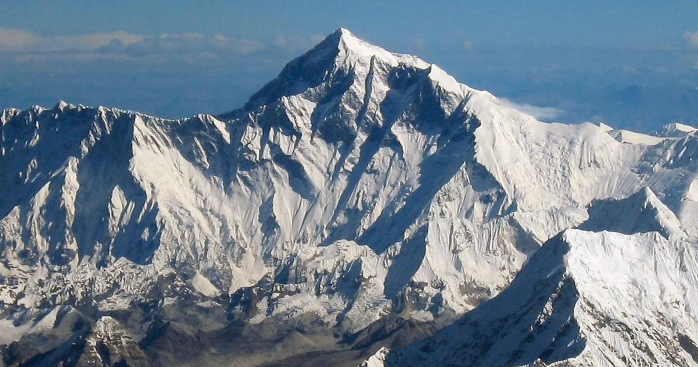 Excesso de lixo no Everest leva autoridades do Nepal a usar drones de remoção