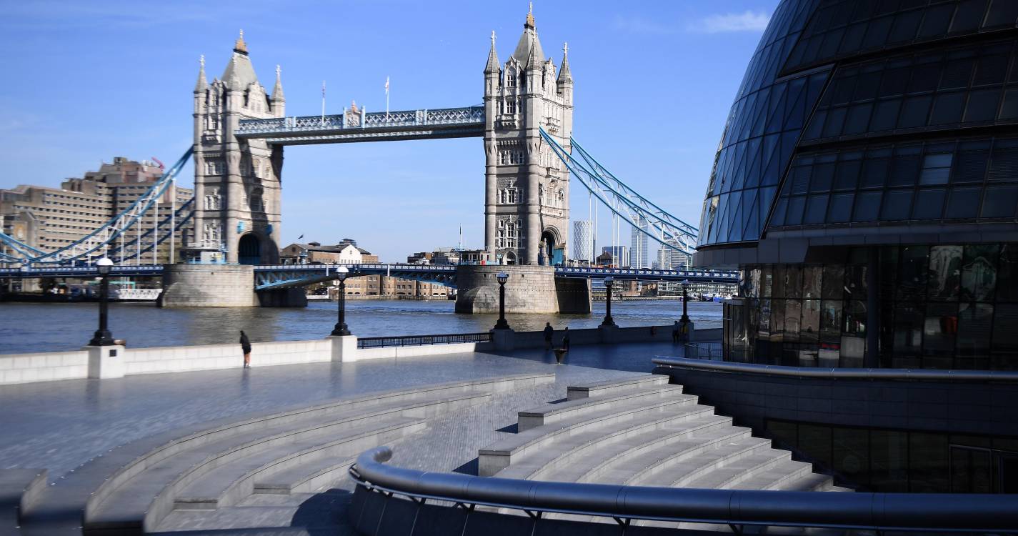 Quatro detidos por atirarem comida contra vitrina de joias da Coroa na Torre de Londres