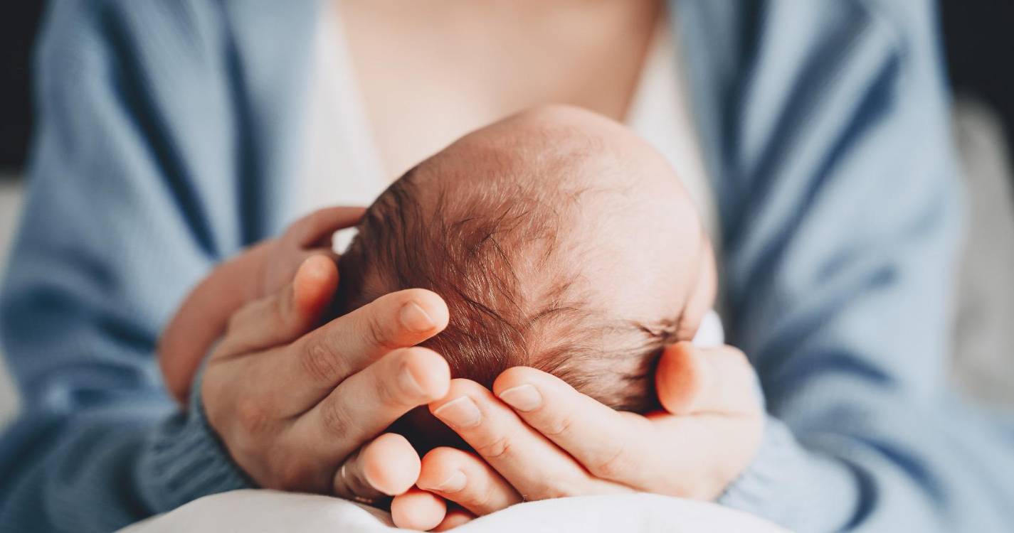 Partos em casa estão a aumentar e não são seguros, alerta ministra