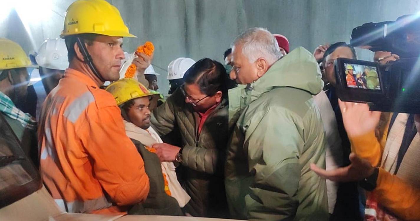 Socorristas retiram 41 trabalhadores presos durante 17 dias num túnel na Índia