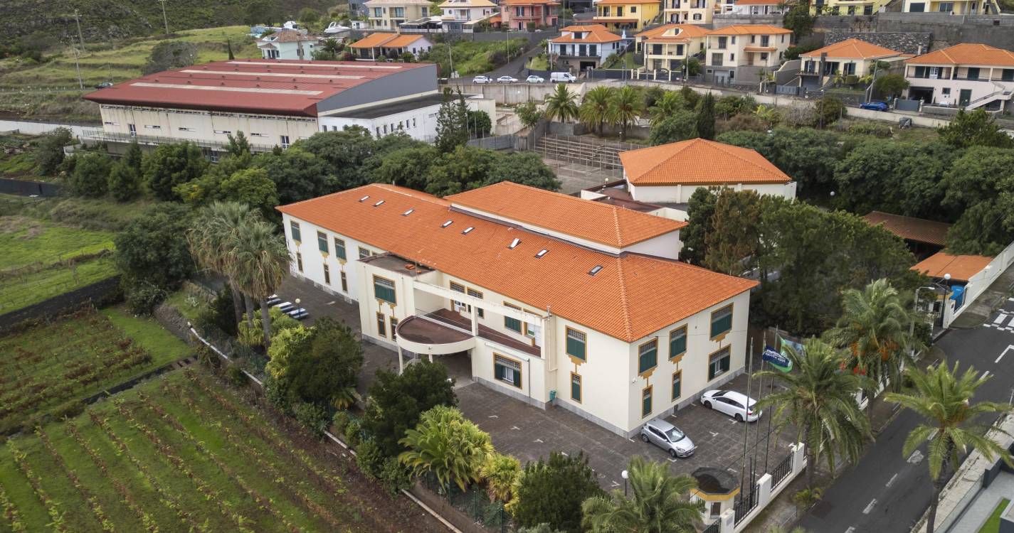 Funcionária sofre queda de 2.º andar em escola do Caniçal