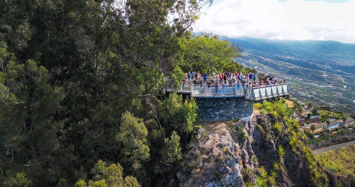 Suspeita de incêndio levou vários meios ao Cabo Girão