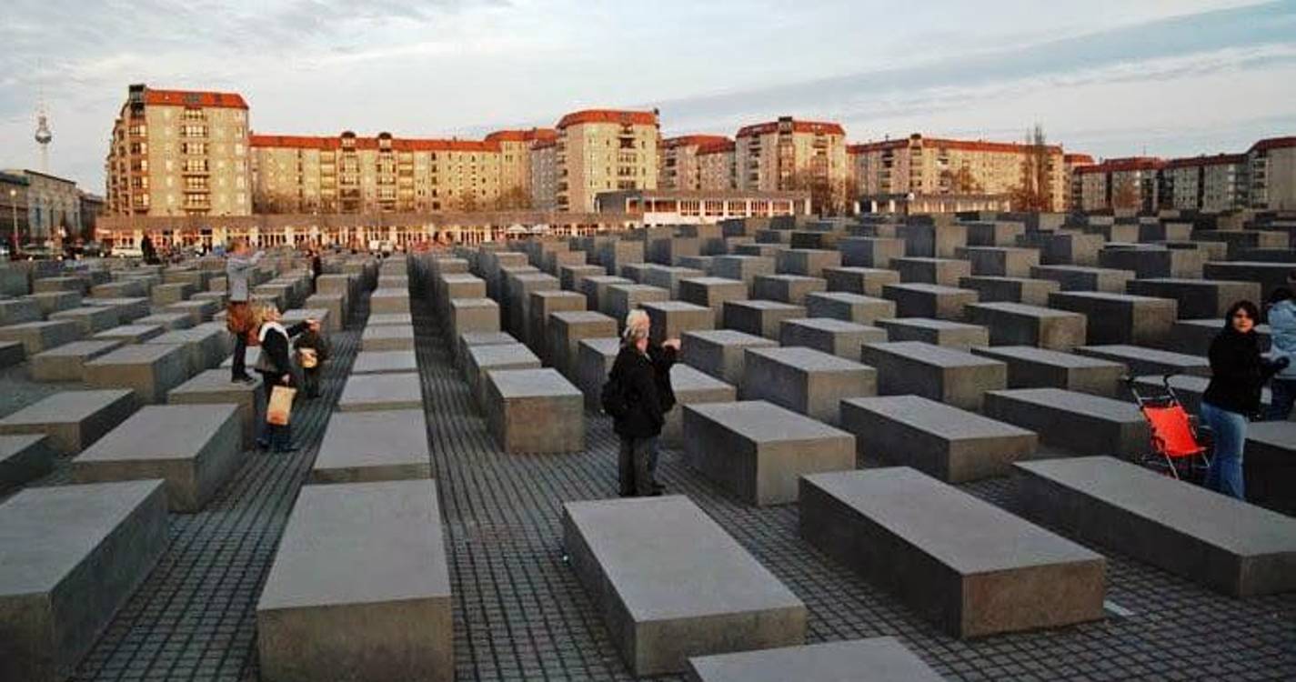 Homem agredido e ferido com gravidade no Memorial do Holocausto em Berlim