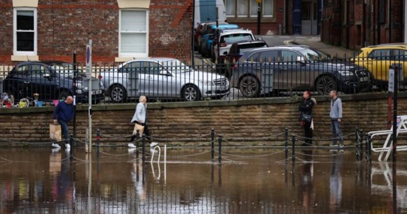 Tempestade Ciarán deverá ter originado os ventos mais fortes registados em décadas (com fotos)