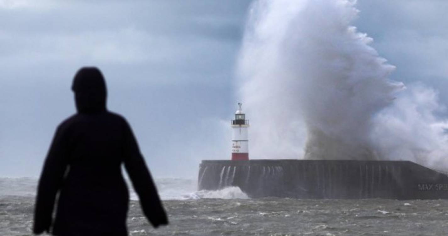 Tempestade Ciarán deverá ter originado os ventos mais fortes registados em décadas (com fotos)