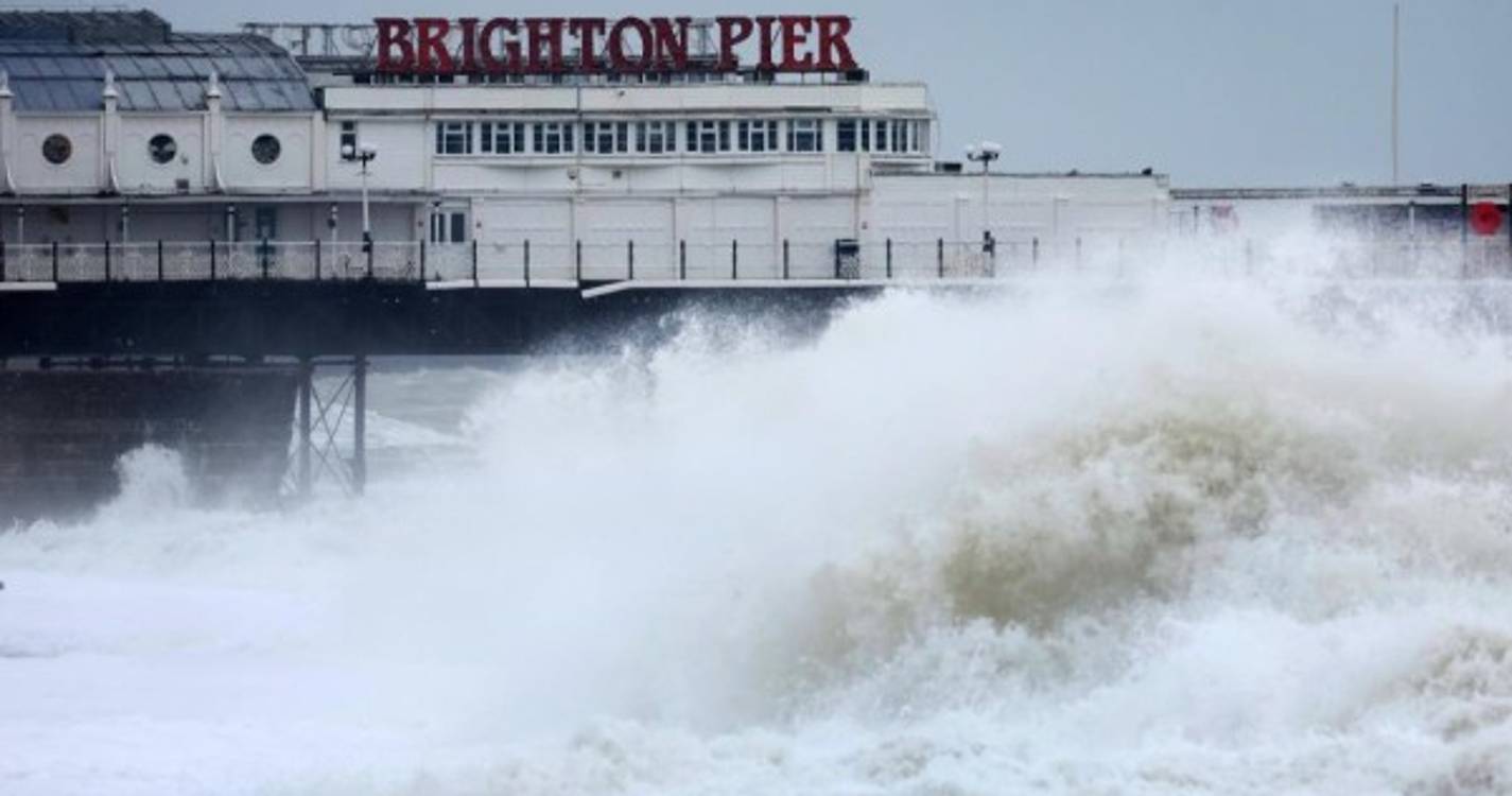 Tempestade Ciarán deverá ter originado os ventos mais fortes registados em décadas (com fotos)