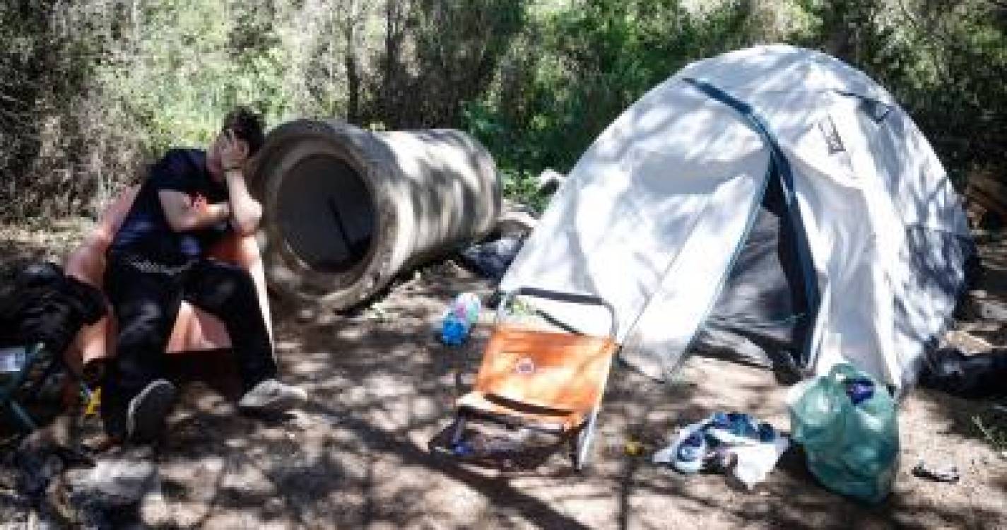 Meia centena de pessoas acampada em terreno privado de Cascais devido à crise na habitação