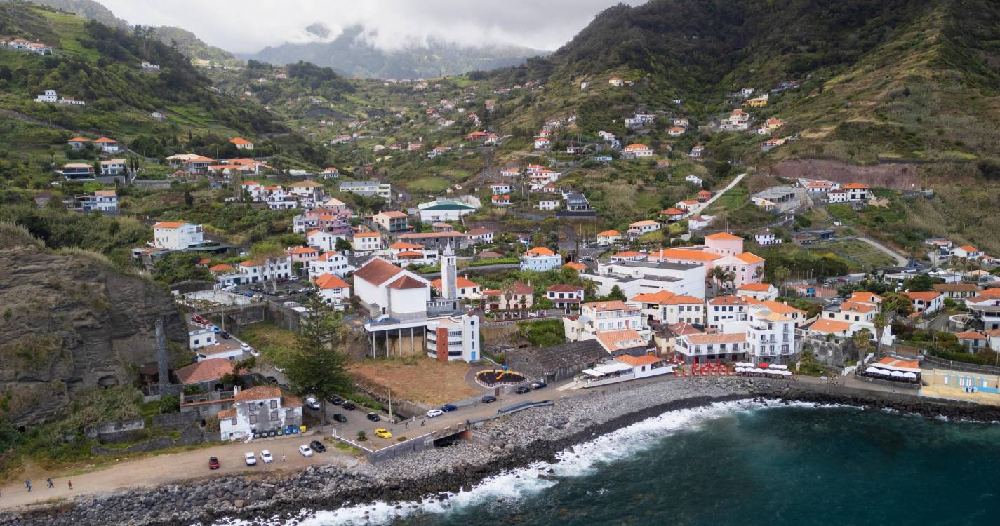 Siga a ‘Estrada Regional’ até ao Porto da Cruz (com vídeo)
