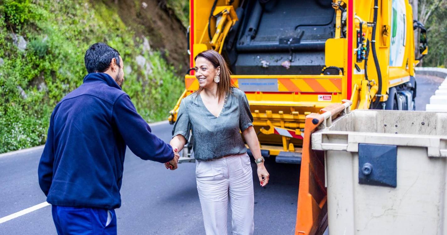 Vereadora Nádia Coelho acompanha no terreno limpeza da cidade e arranjo de jardins