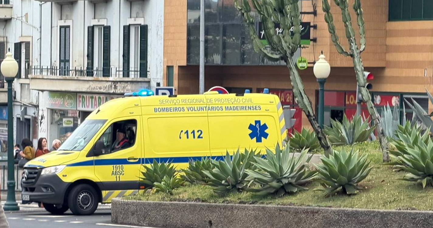 Homem prostrado na via pública no Funchal mobiliza bombeiros