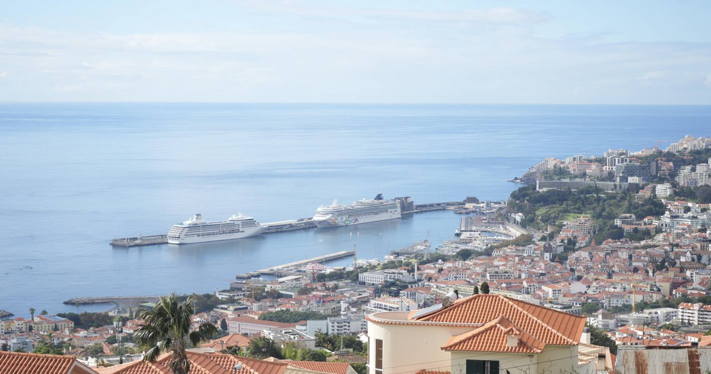 Domingo com dois navios e segunda-feira com quatro e 17 mil pessoas