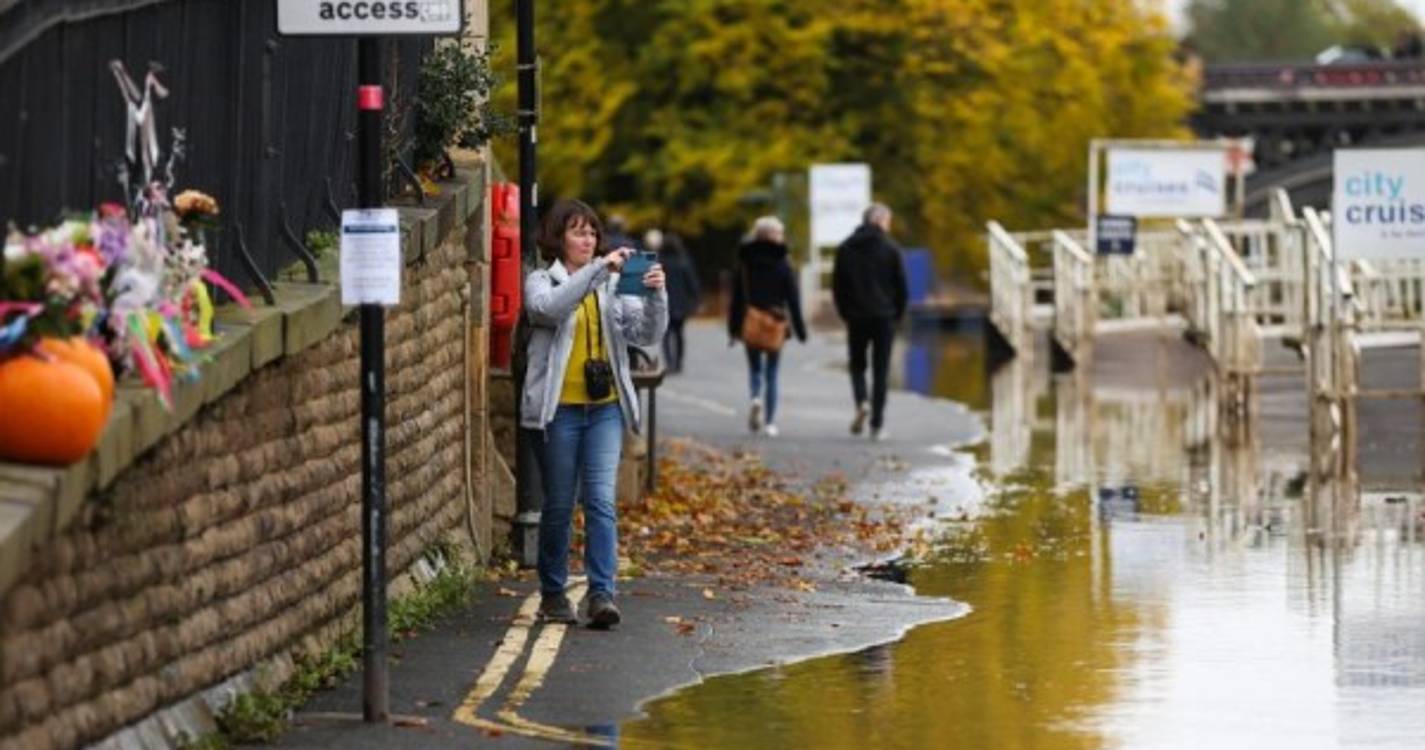 Tempestade Ciarán deverá ter originado os ventos mais fortes registados em décadas (com fotos)