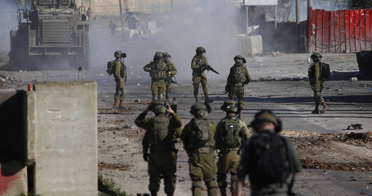 Médio Oriente: Israel prevê libertar 620 palestinianos, incluindo o prisioneiro mais antigo