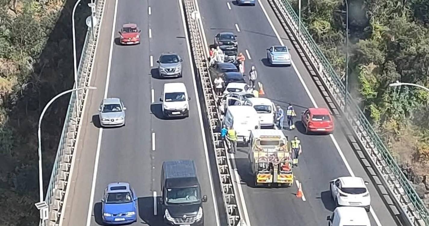 Via Rápida: Colisão em cadeia condiciona trânsito no sentido Funchal-Santa Cruz
