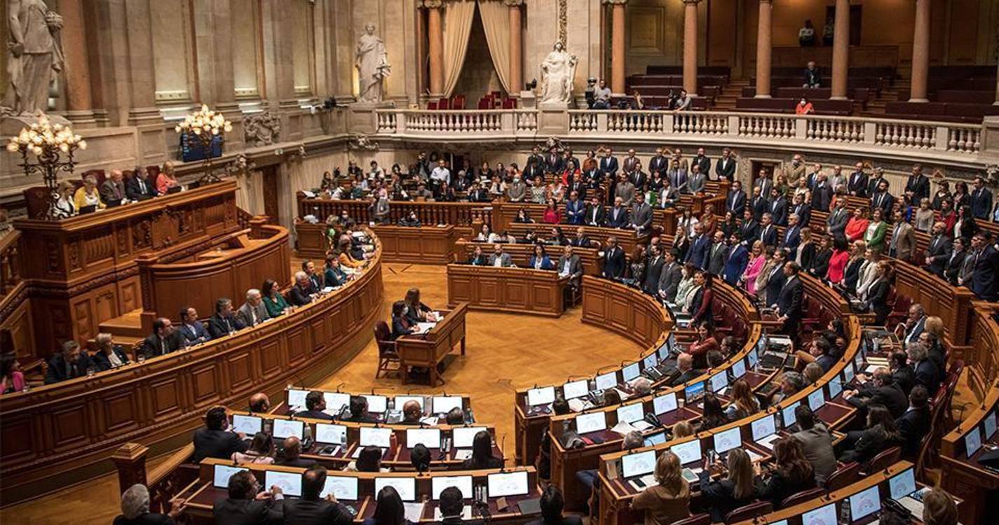 Chumbada redução do IRS proposta pelo PSD e CDS-PP, aprovada proposta do PS para reduzir taxas até ao 6.º escalão