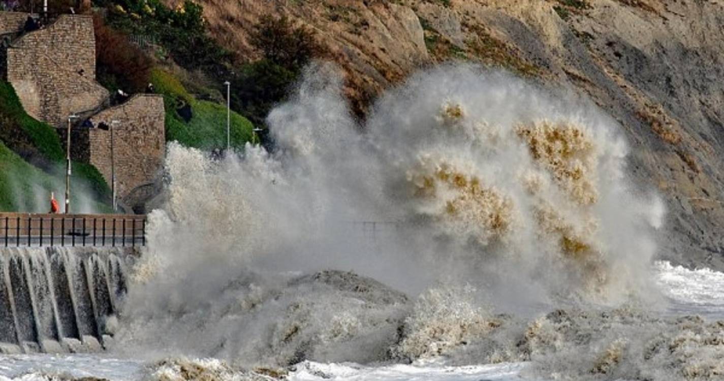 Tempestade Ciarán deverá ter originado os ventos mais fortes registados em décadas (com fotos)
