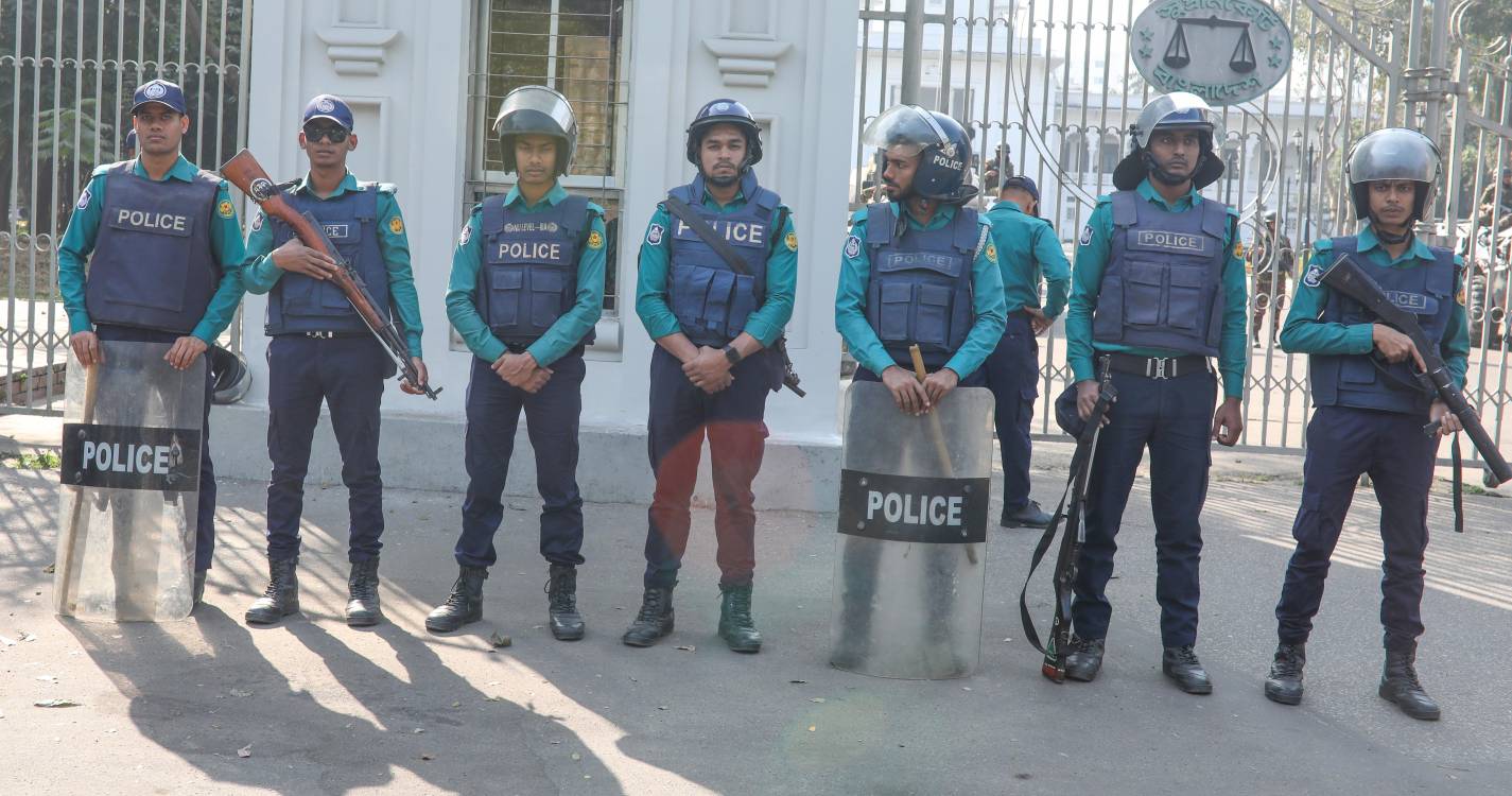 Polícia do Bangladesh detém mais de 1.300 pessoas após protestos contra ex-PM