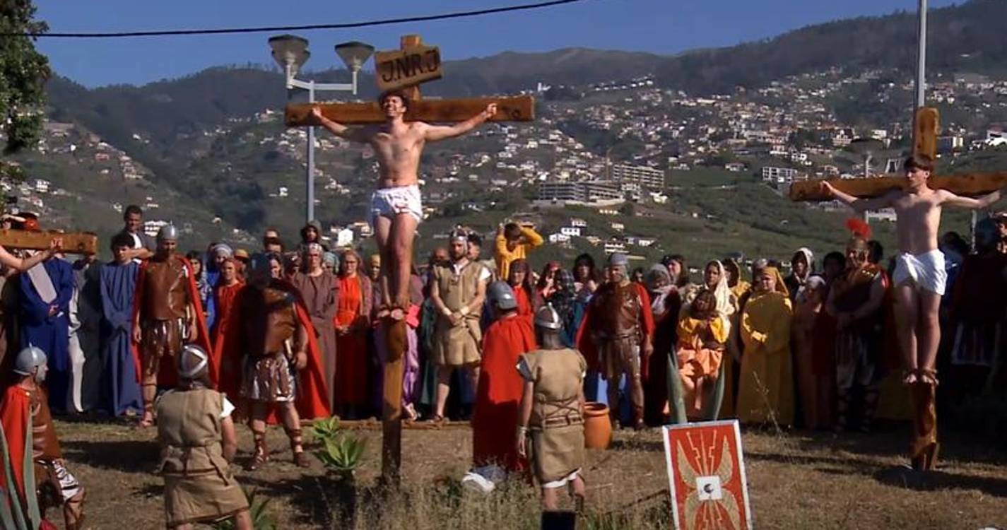 Centenas assinalam Paixão e Morte de Cristo numa época de guerra e violência (com fotos e vídeo)