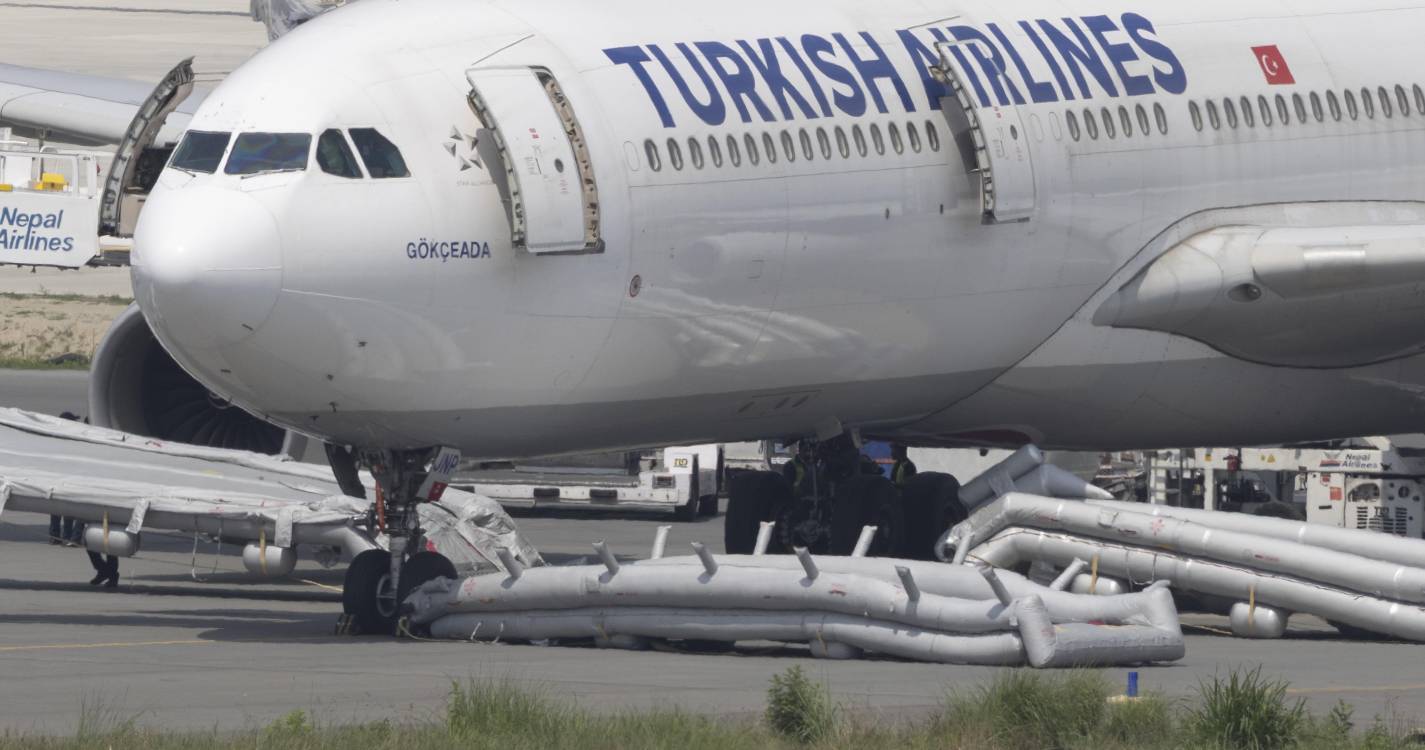 Avião da Turkish Airlines incendeia-se ao aterrar em aeroporto do Nepal