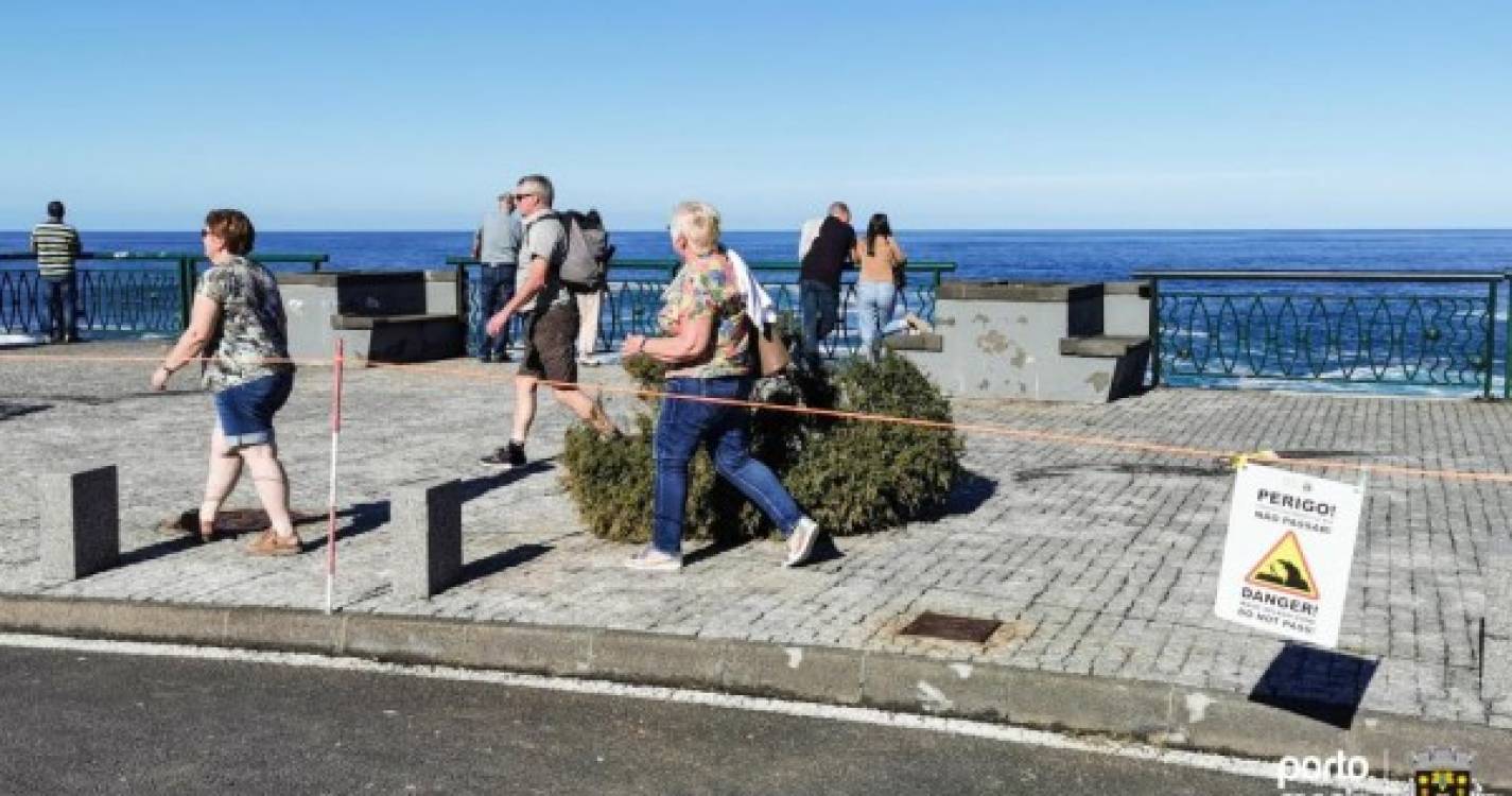 Perigos da ondulação ignorados no Porto Moniz (com fotos)