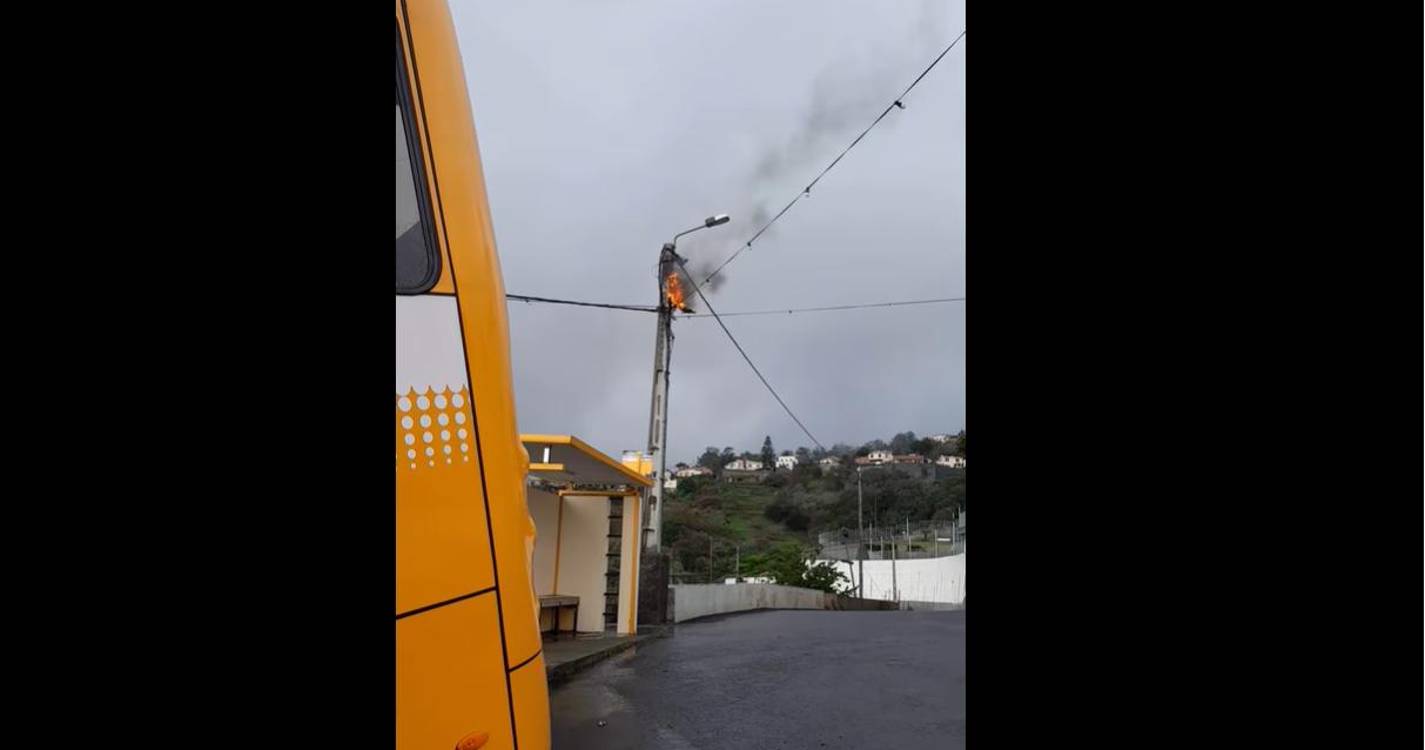 Fogo num poste de iluminação pública