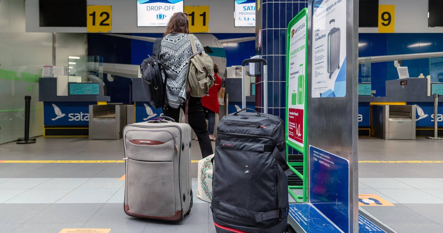 Austrália: Passageiros dominam adolescente armado que tentava embarcar num avião