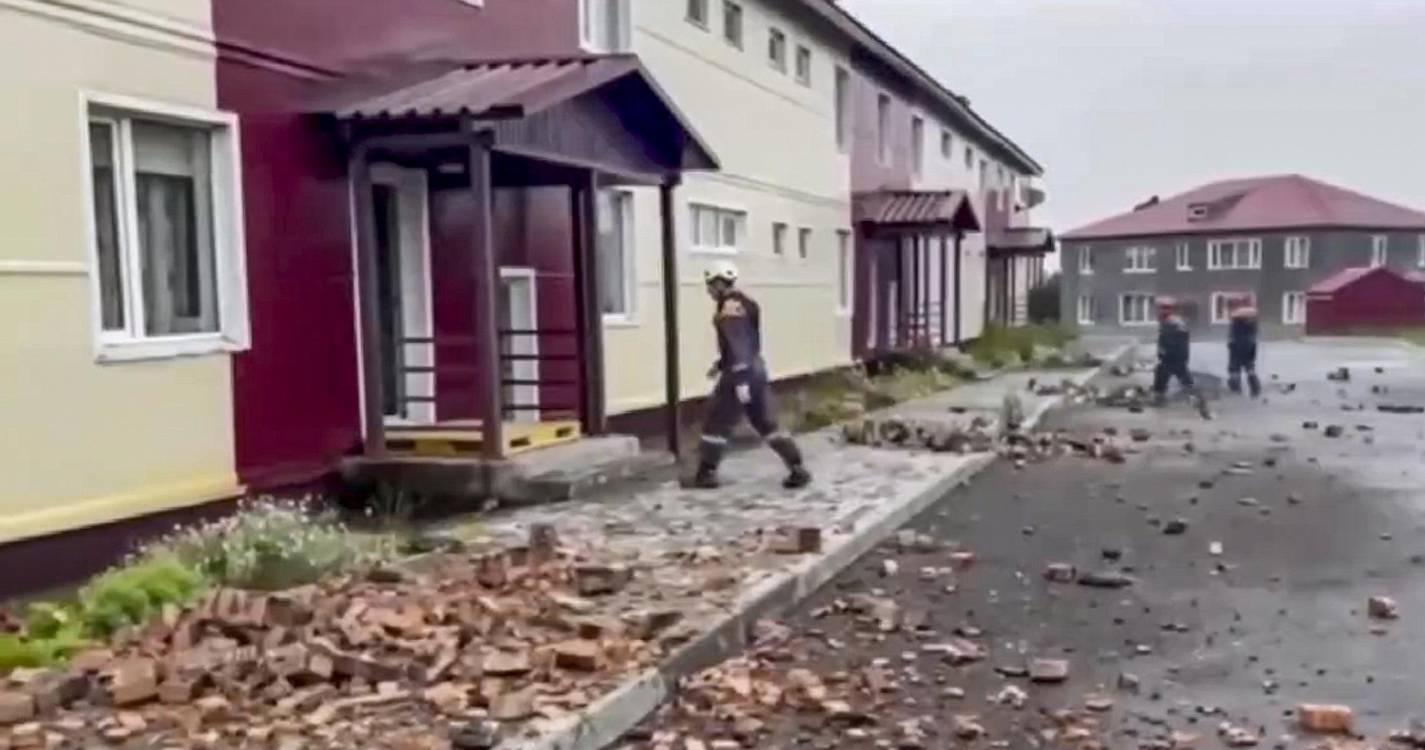 Médicos mantiveram-se a fazer cirurgia enquanto a terra tremia (vídeo)