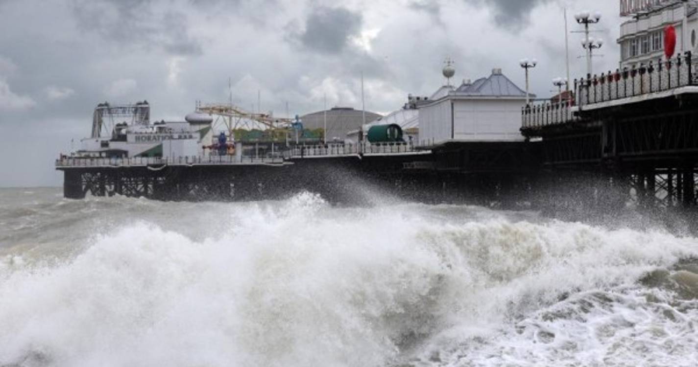 Tempestade Ciarán deverá ter originado os ventos mais fortes registados em décadas (com fotos)