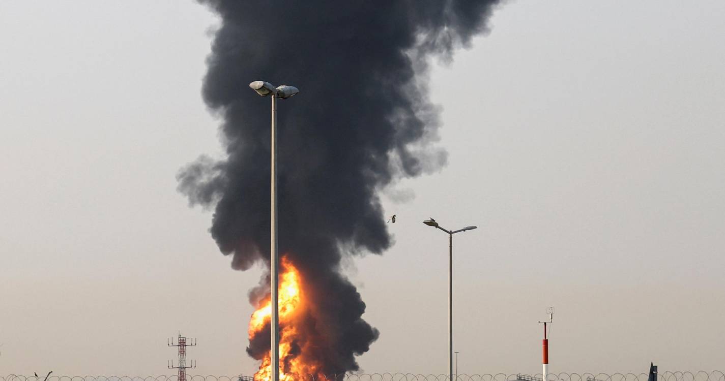 Irão: Um morto em Abu Dhabi após queda de míssil sobre veículo