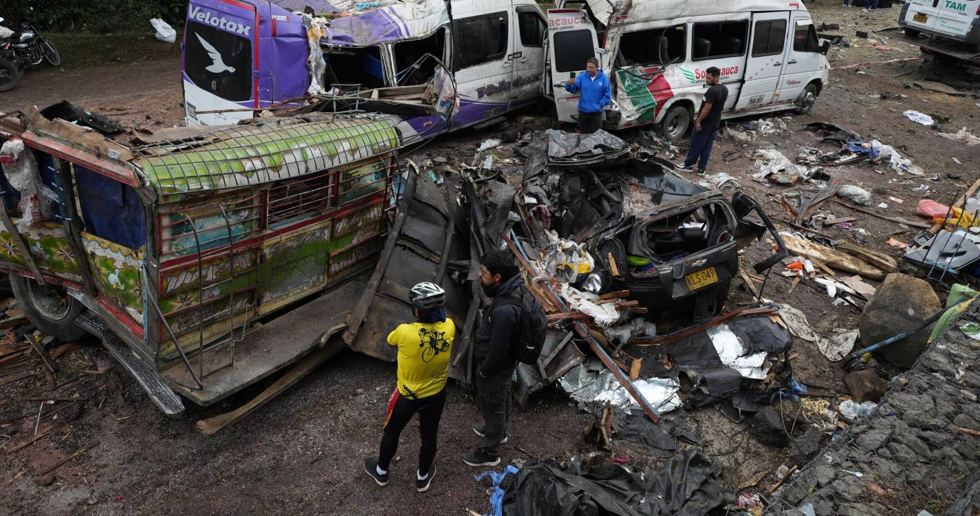 Sobe para 19 número de mortos em ataque bombista na Colômbia