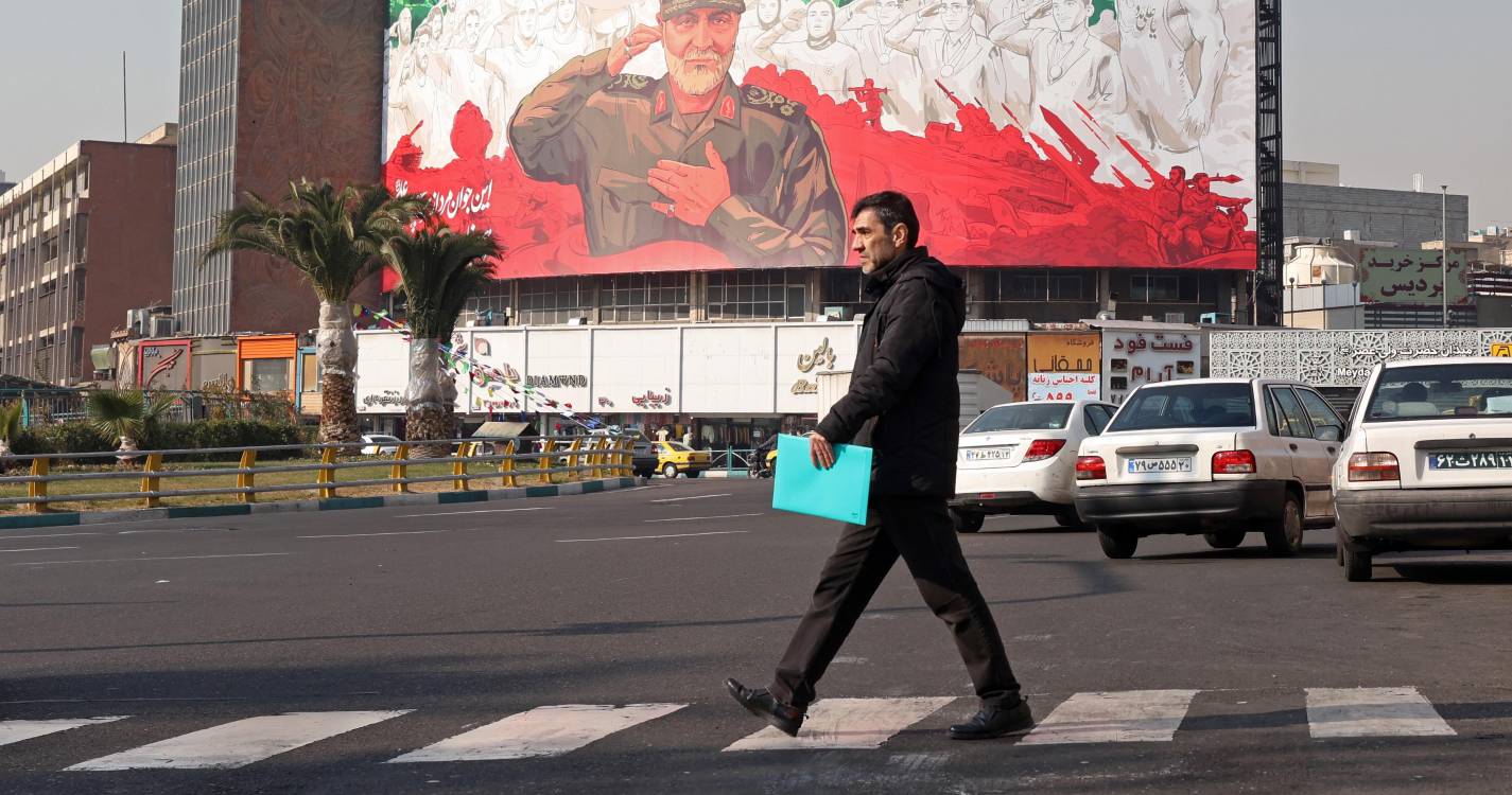 Dois polícias morrem e 30 pessoas ficam feridas nos protestos no Irão