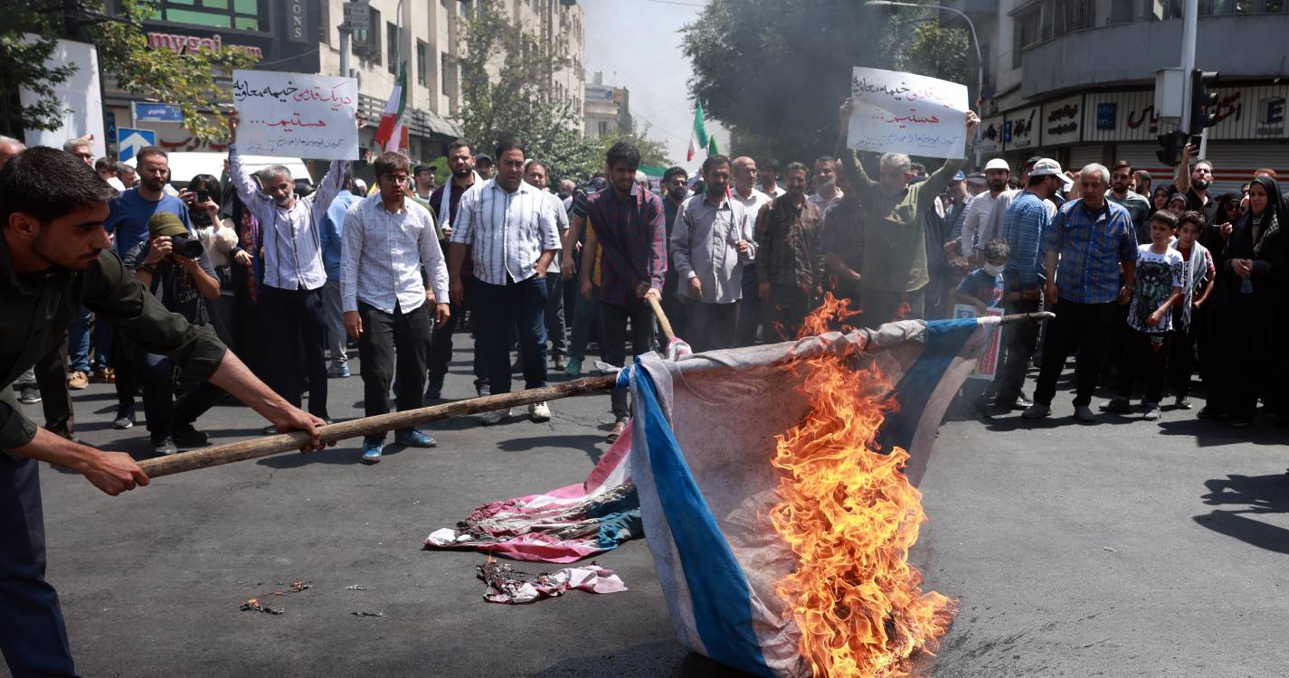 Israel/Irão: Milhares de iranianos e iraquianos manifestam-se contra israelitas