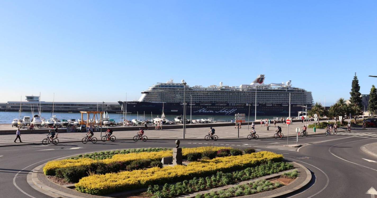 Porto do Funchal recebe dois navios, um em cais, outro em fundeadouro