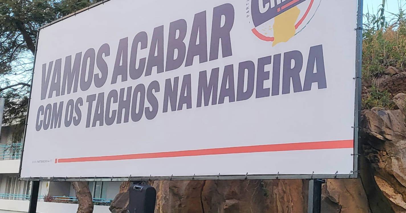 Novo cartaz com mala pendurada na Praça da Assicom