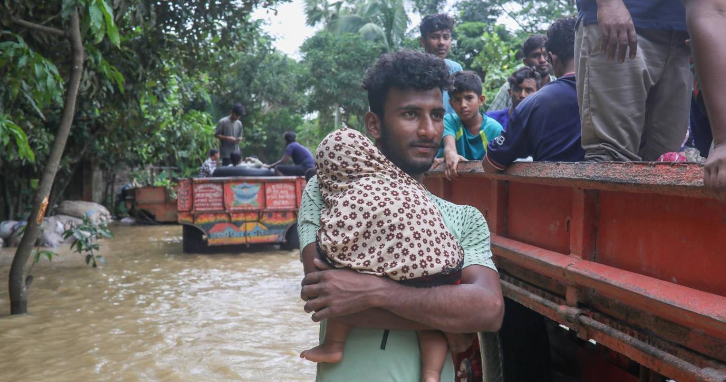 Inundações no Bangladesh fazem quase 60 mortos e afetam mais de 5,5 milhões de pessoas