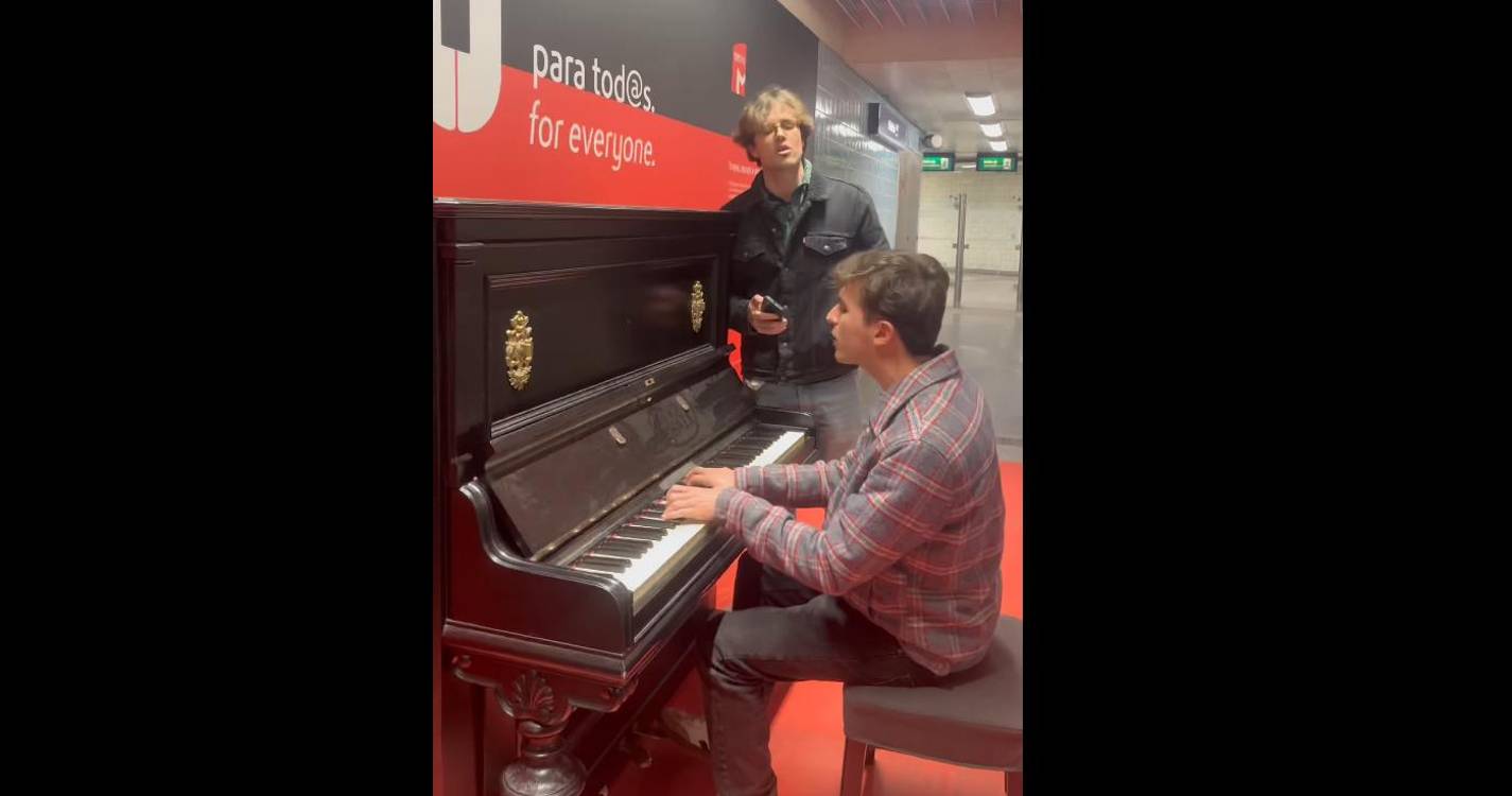 NAPA surpreendem com versão acústica de ‘Deslocado’ ao piano em pleno Metro de Lisboa (com vídeo)