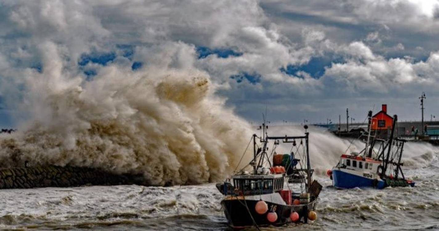 Tempestade Ciarán deverá ter originado os ventos mais fortes registados em décadas (com fotos)