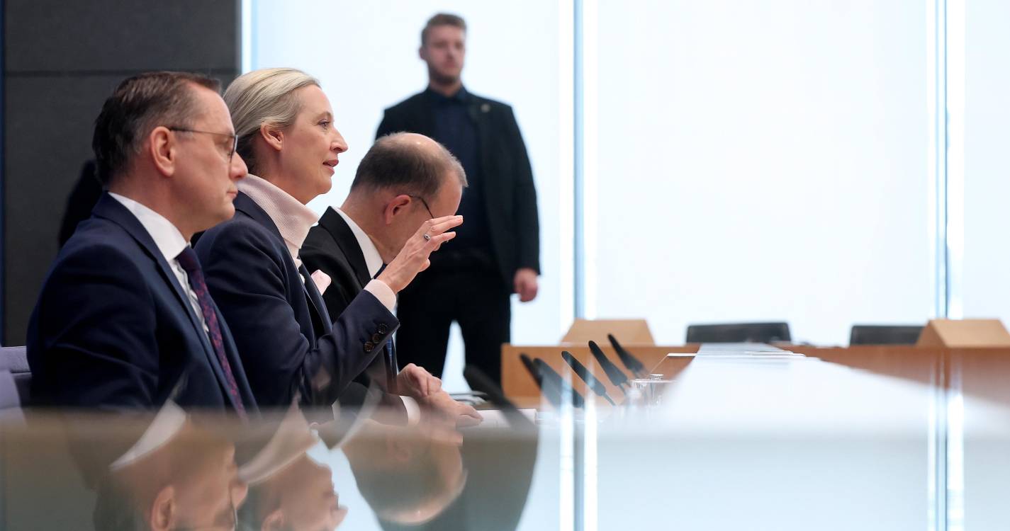 Alemanha/Eleições: Conservadores com 208 deputados contra 152 da extrema-direita