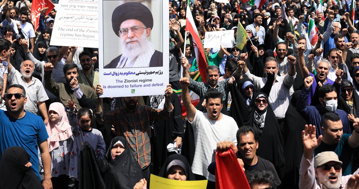 Israel/Irão: Milhares de iranianos e iraquianos manifestam-se contra israelitas