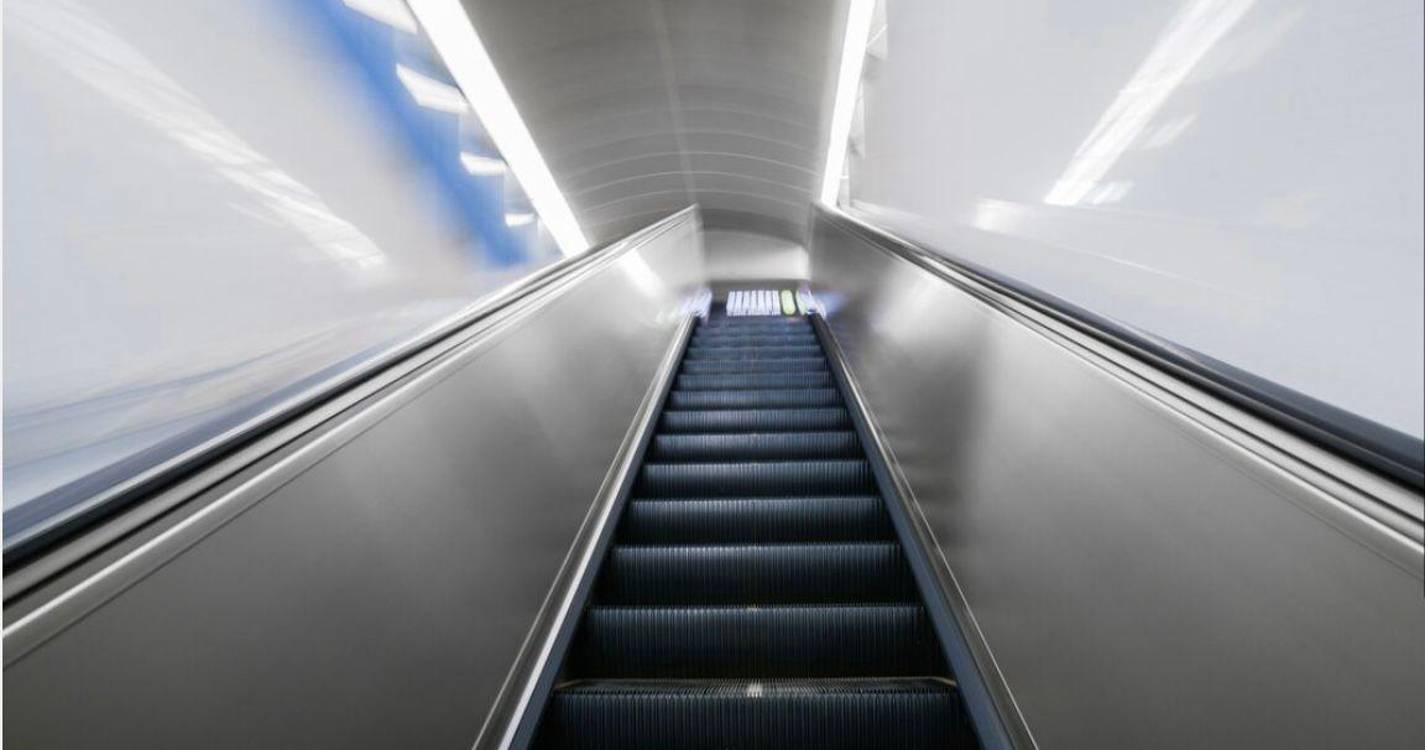 Homem sofre queda em escadas rolantes de centro comercial