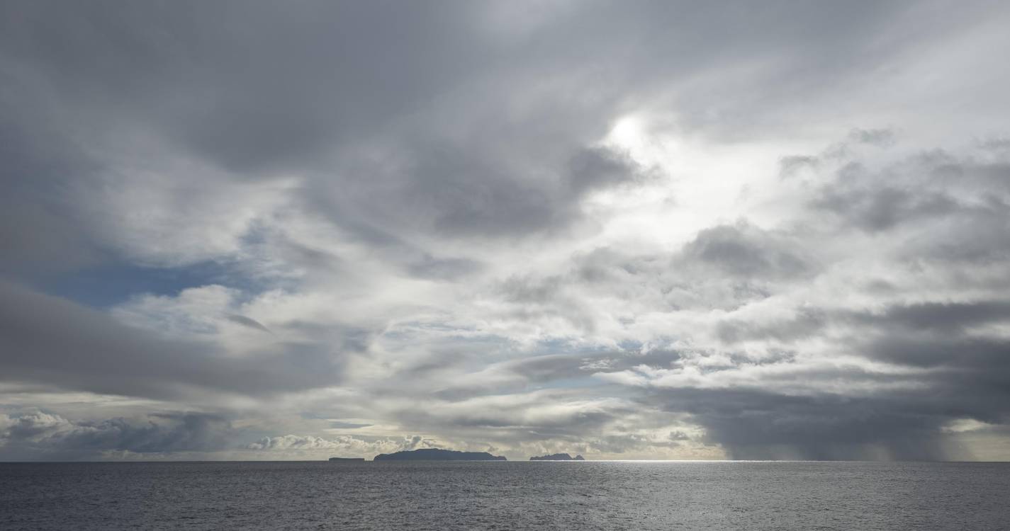 Meteorologia: céu muito nublado e chuva fraca
