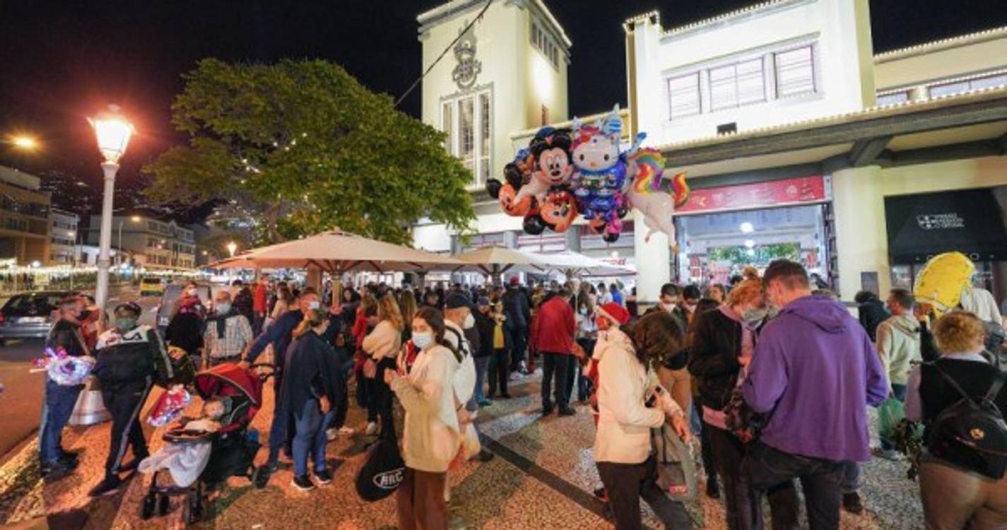 Veja o ambiente da Noite do Mercado e arredores