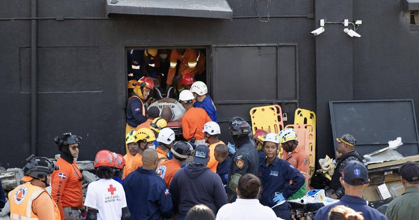 Sobe para 98 número de mortos após desabamento na República Dominicana