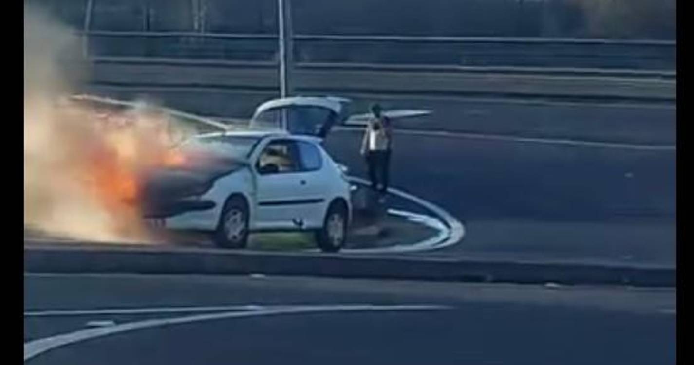Incêndio destrói viatura na zona da Maloeira (com vídeo)