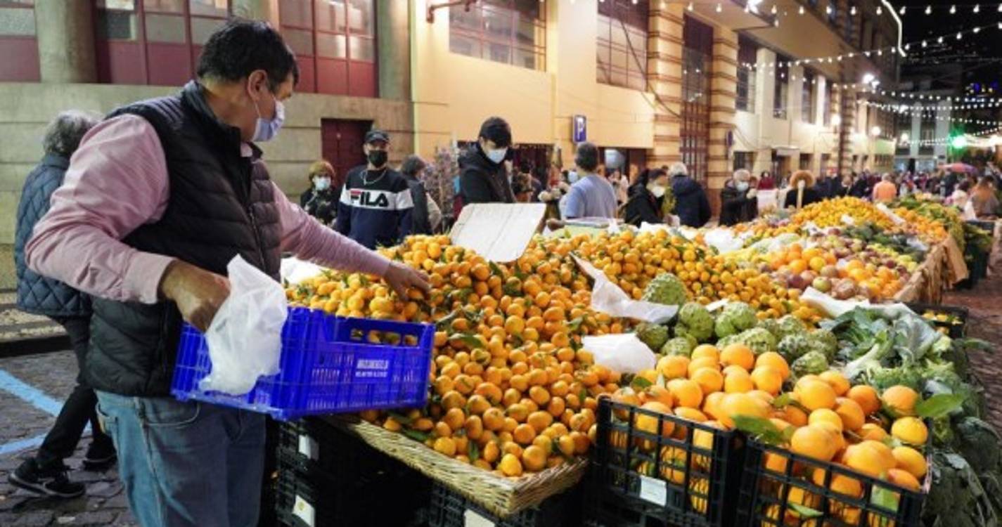 Veja o ambiente da Noite do Mercado e arredores
