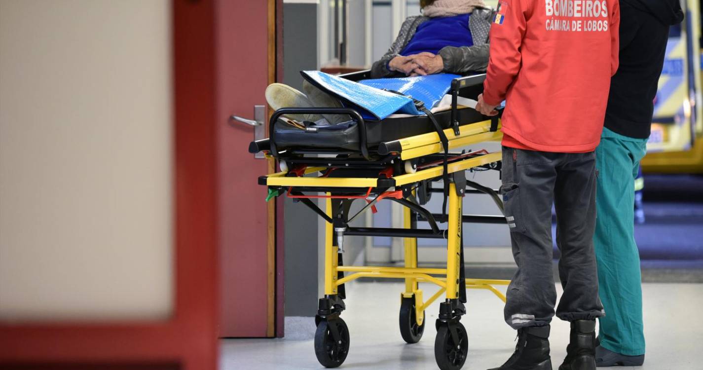 Liga de Bombeiros aprova taxas a aplicar aos hospitais pela retenção das macas